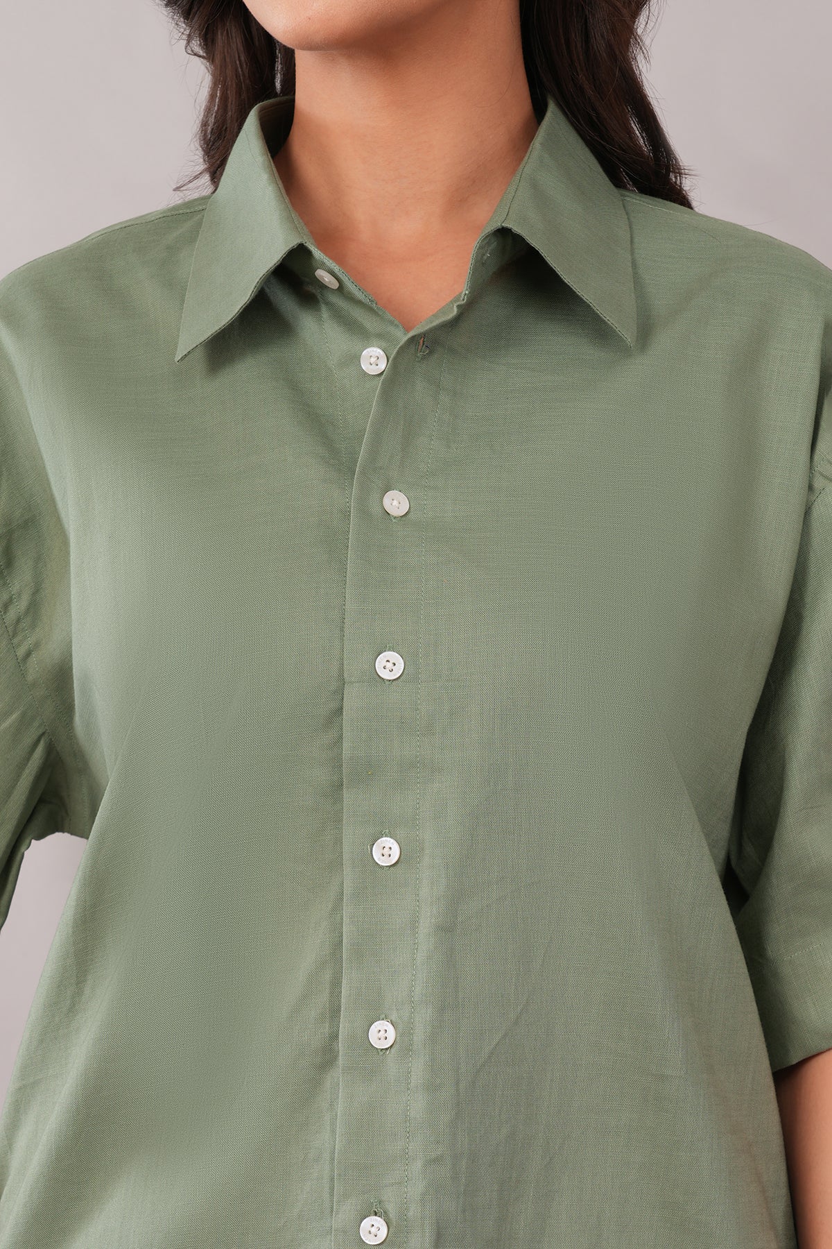 ZINEN Women’s Oversized Linen-Blend Shirt — Olive Still - Green